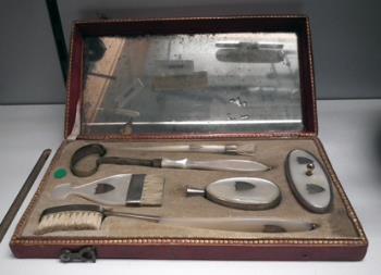 Toilet set (Mother-of-pearl)